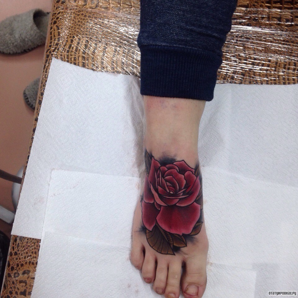 Фотография татуировки под названием «Роза на ступне девушки»