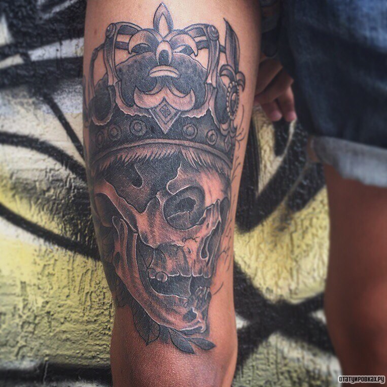 Фотография татуировки под названием «Череп в короне на бедре»