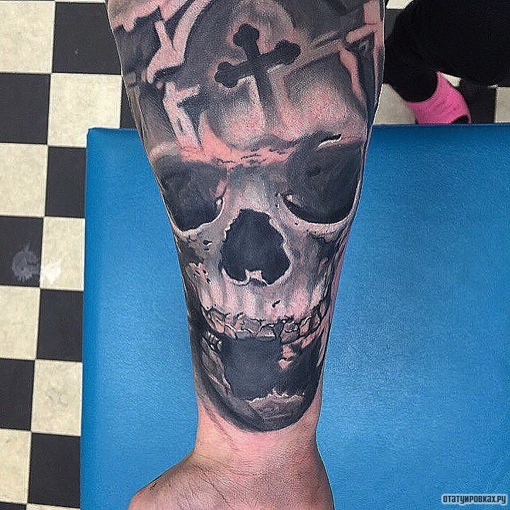 Фотография татуировки под названием «Череп с крестом на лбу, тату на предплечье»
