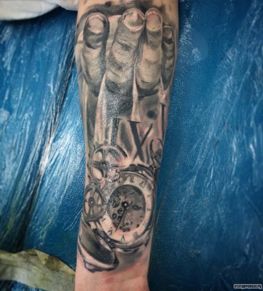 Фотография татуировки под названием «Рука, часы и механизмы на предплечье»