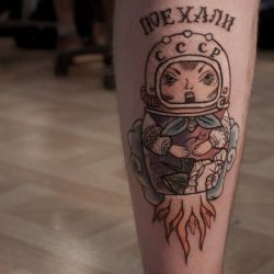 Матрешка космонавт ссср, надпись поехали на голени