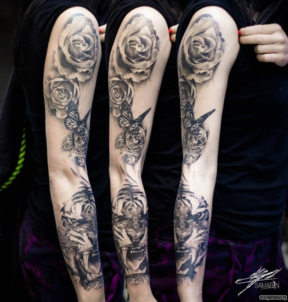 Фотография татуировки под названием «Розы и бабочка с оскалом тигра рукав»