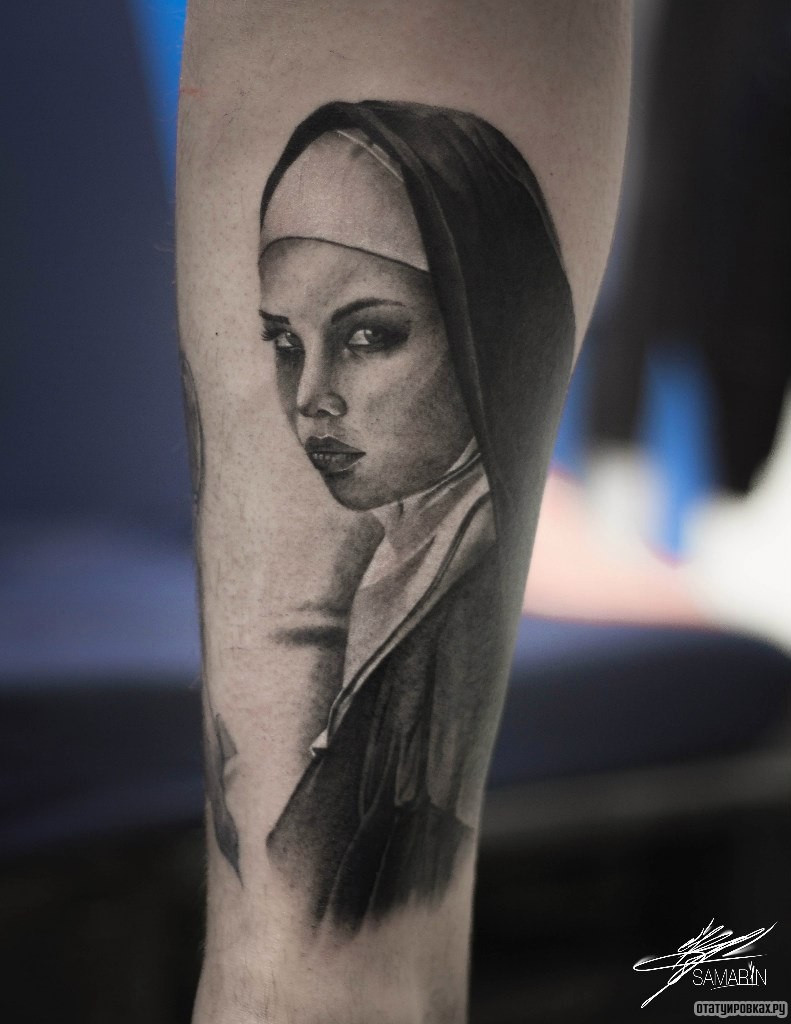 Фотография татуировки под названием «Небовольная монашка на предплечье»