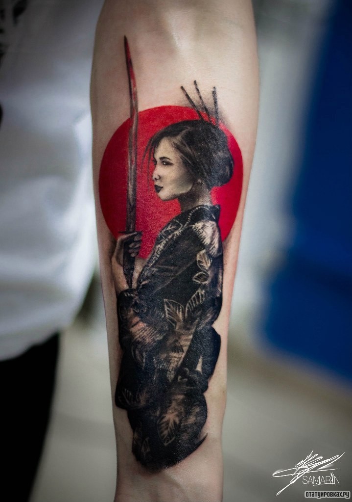 Фотография татуировки под названием «Девушка гейша с джедайским мечом на предплечье»