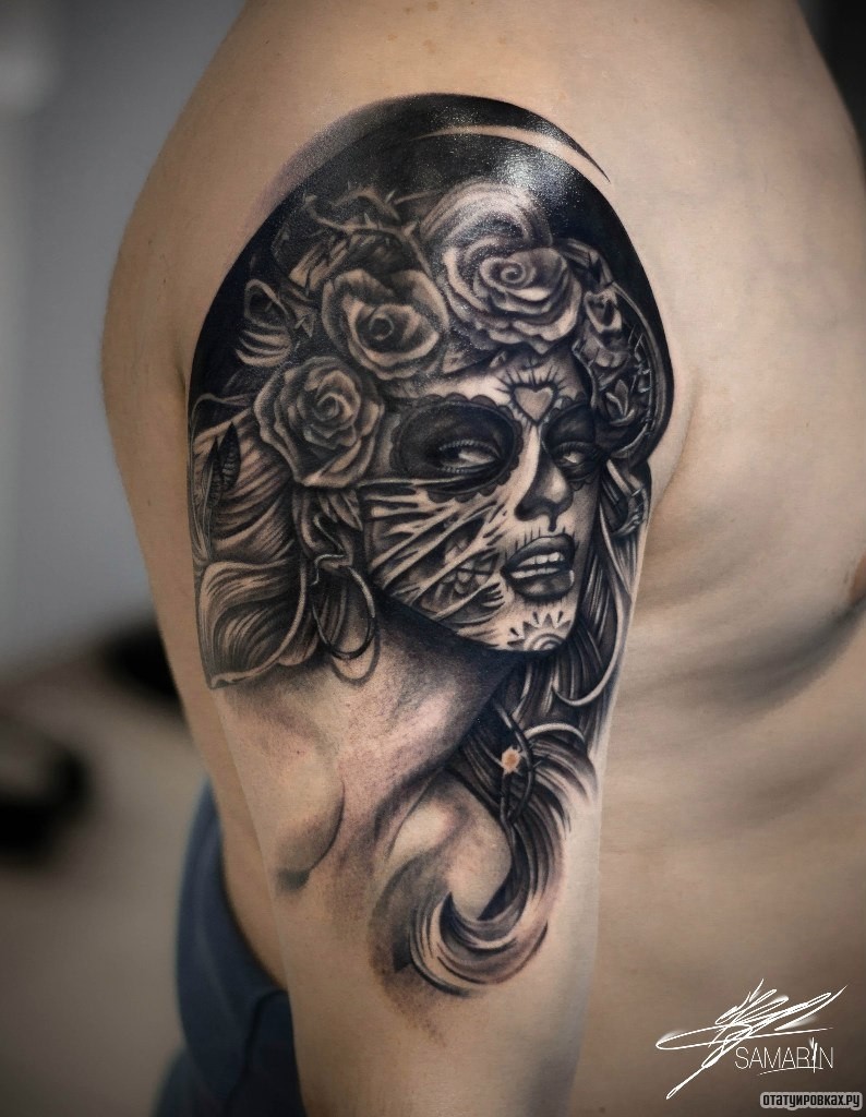 Фотография татуировки под названием «Девушка Чикано на плече»