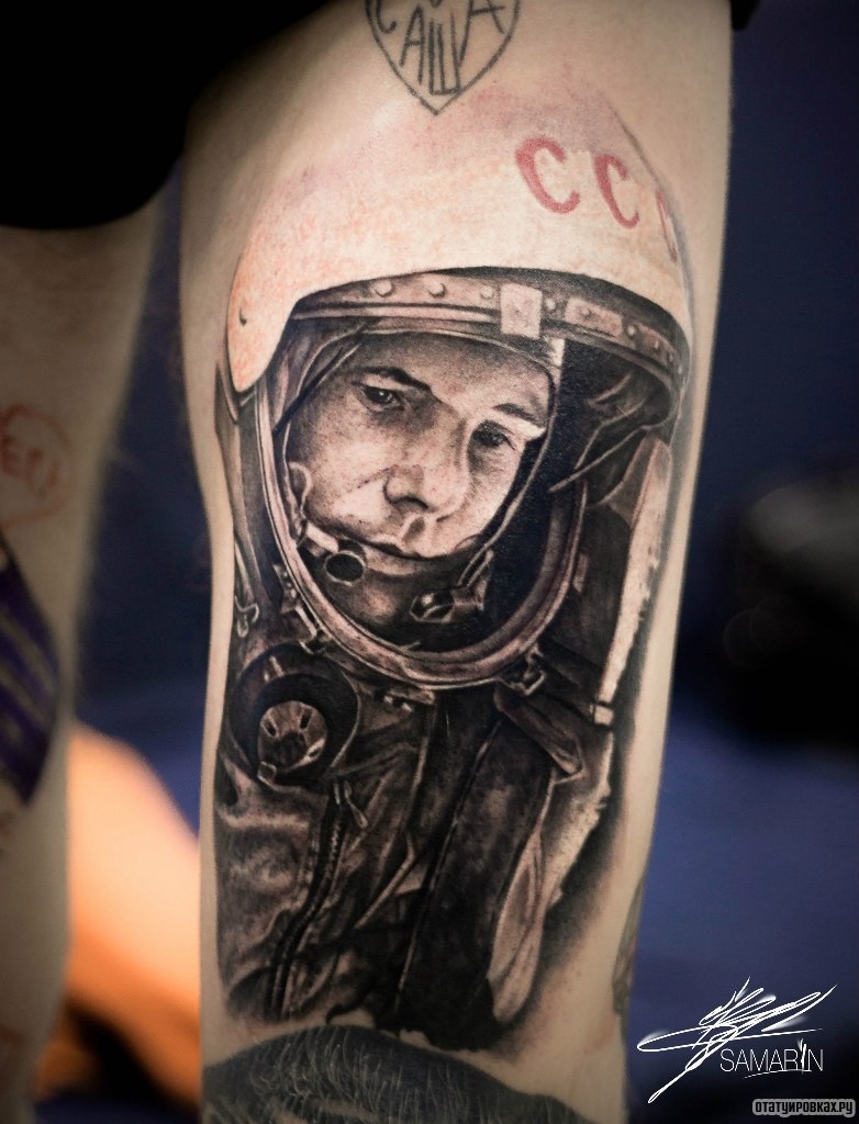 Фотография татуировки под названием «Гагарин на бедре»