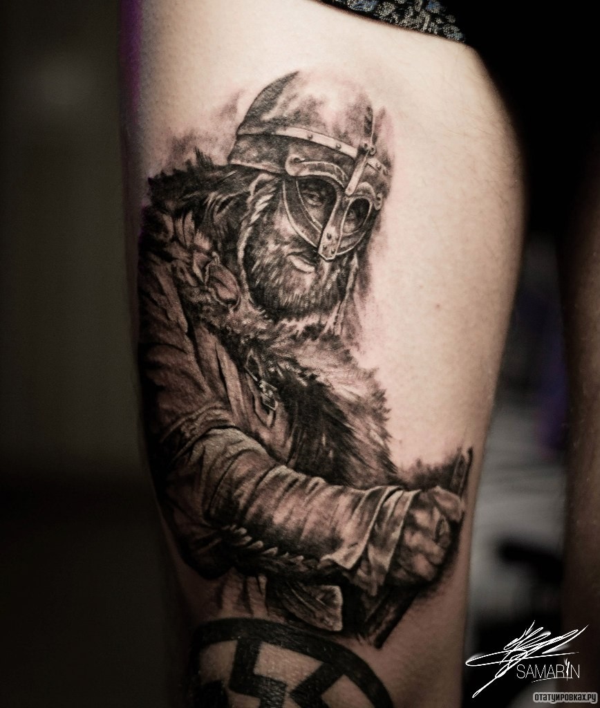 Фотография татуировки под названием «Бородатый воин на бедре»