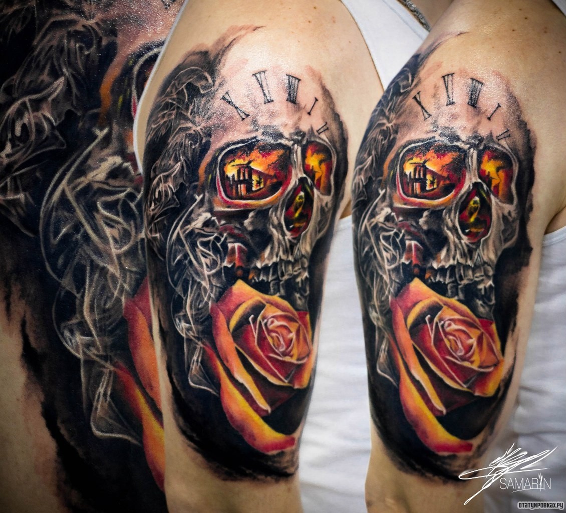 Фотография татуировки под названием «Череп с розой и циферблатом на плече»