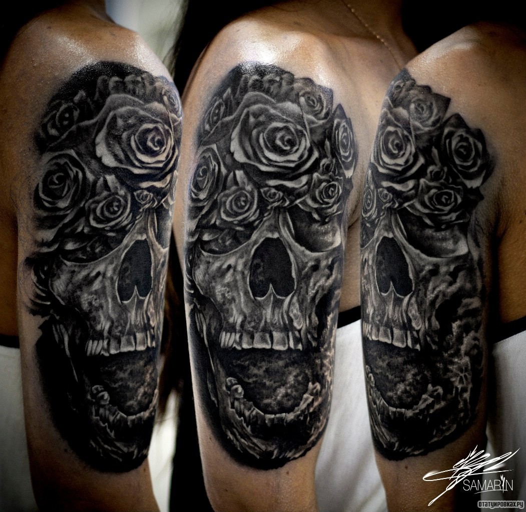 Фотография татуировки под названием «Скелет с розами на лбу на плече»