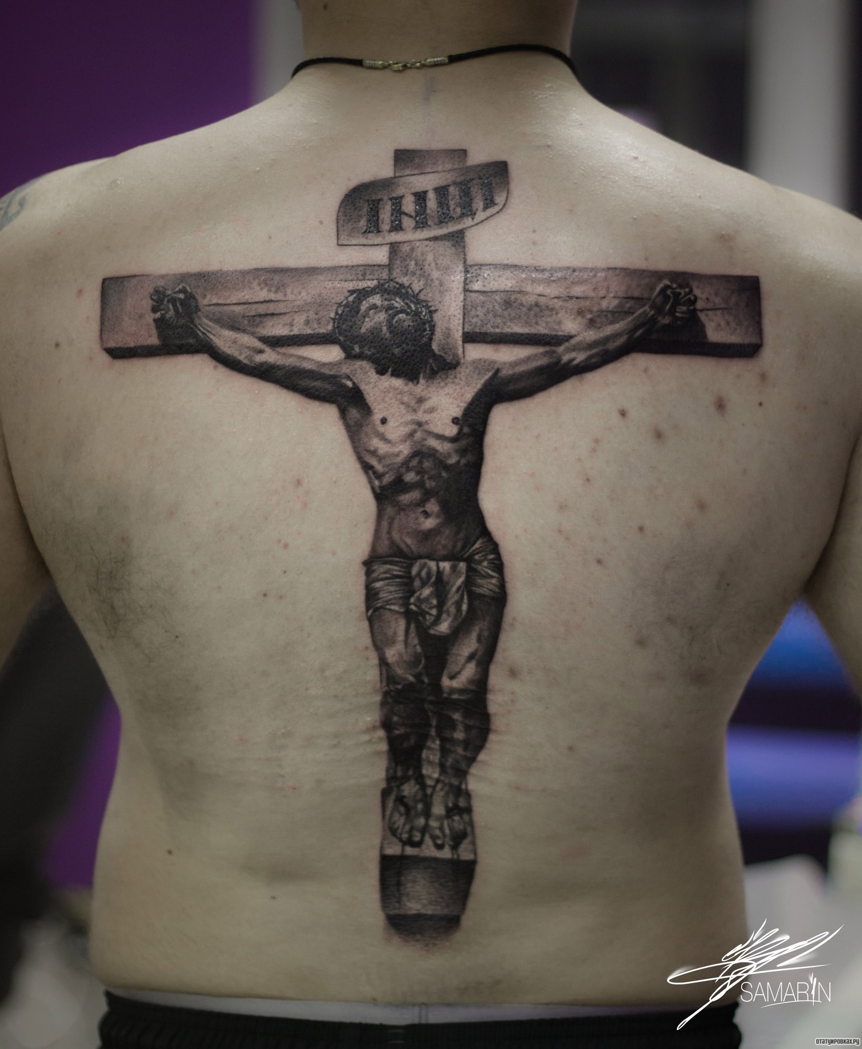 Фотография татуировки под названием «Иисус на кресте, тату на спине мужчины»
