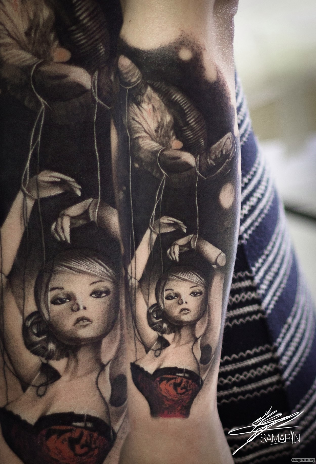 Фотография татуировки под названием «Девушка как кукла на предплечье»