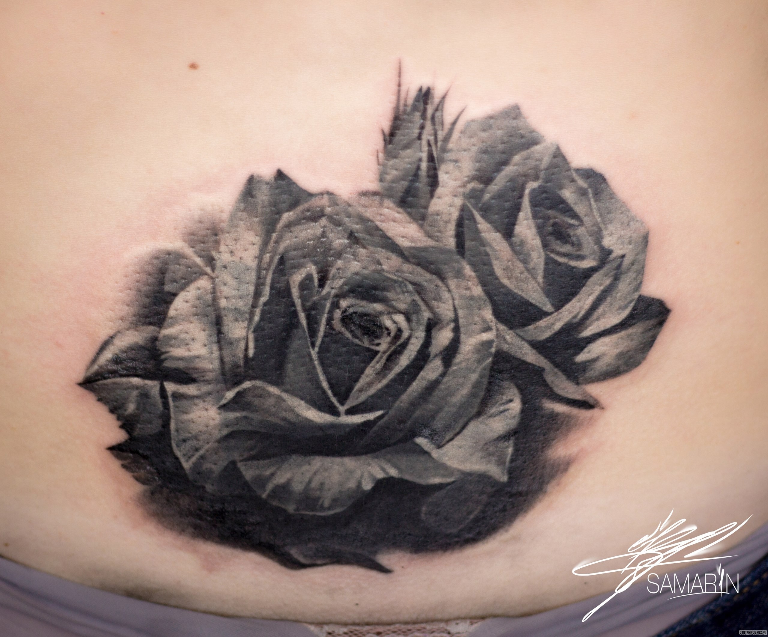 Фотография татуировки под названием «Две розы на спине»