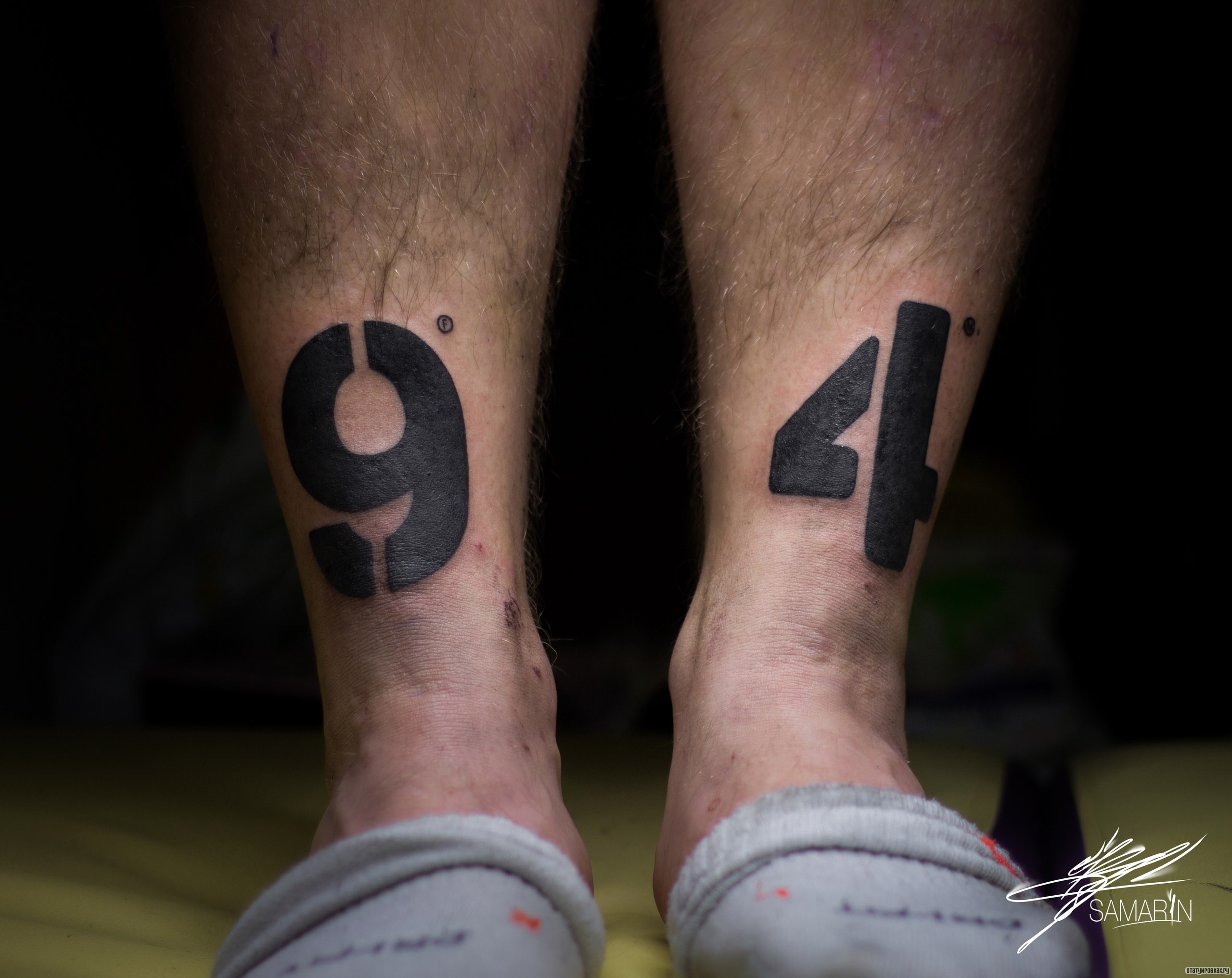 Фотография татуировки под названием «94 на голени»
