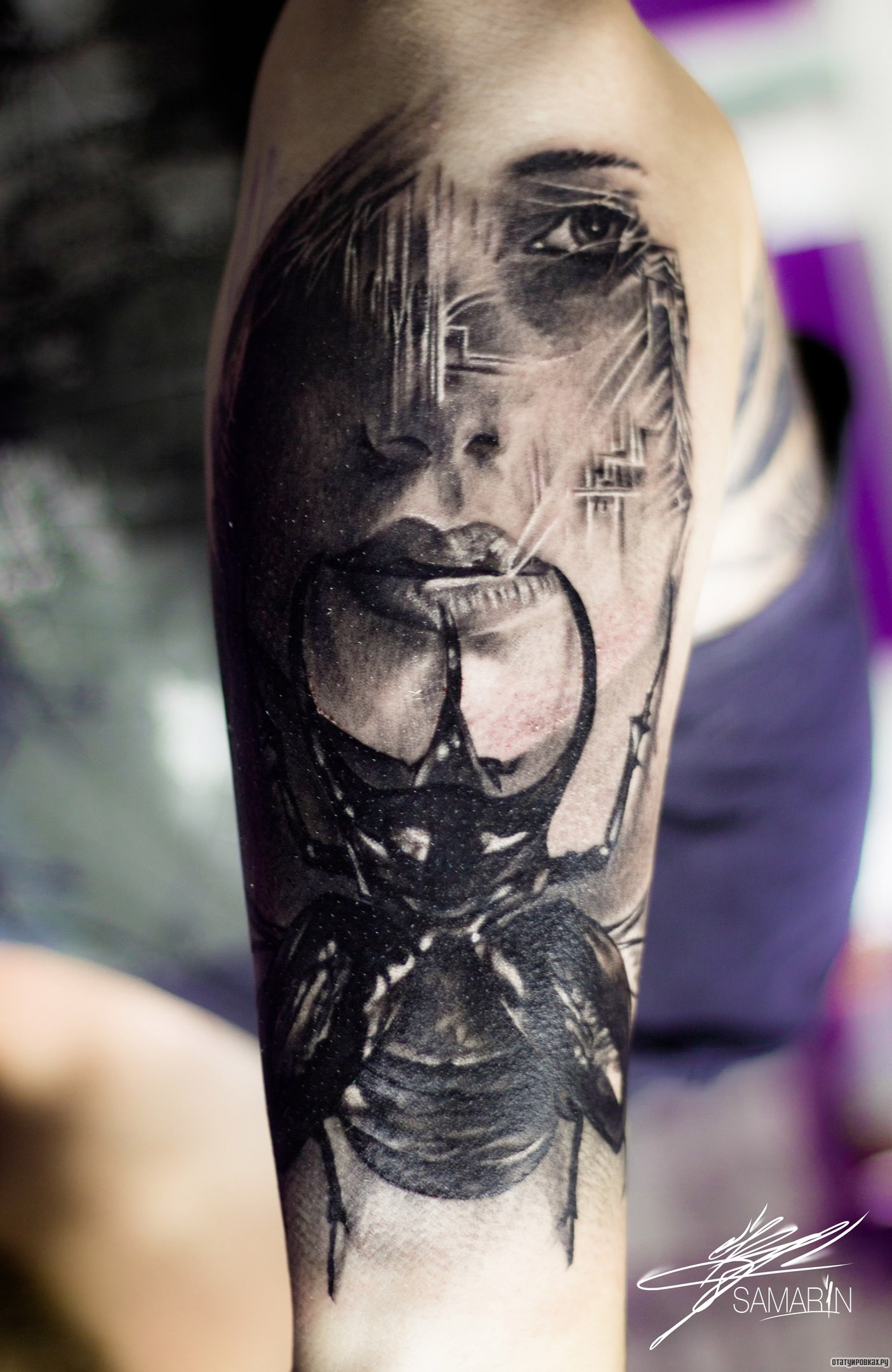 Фотография татуировки под названием «Девушка с жуком скарабеем на плече»