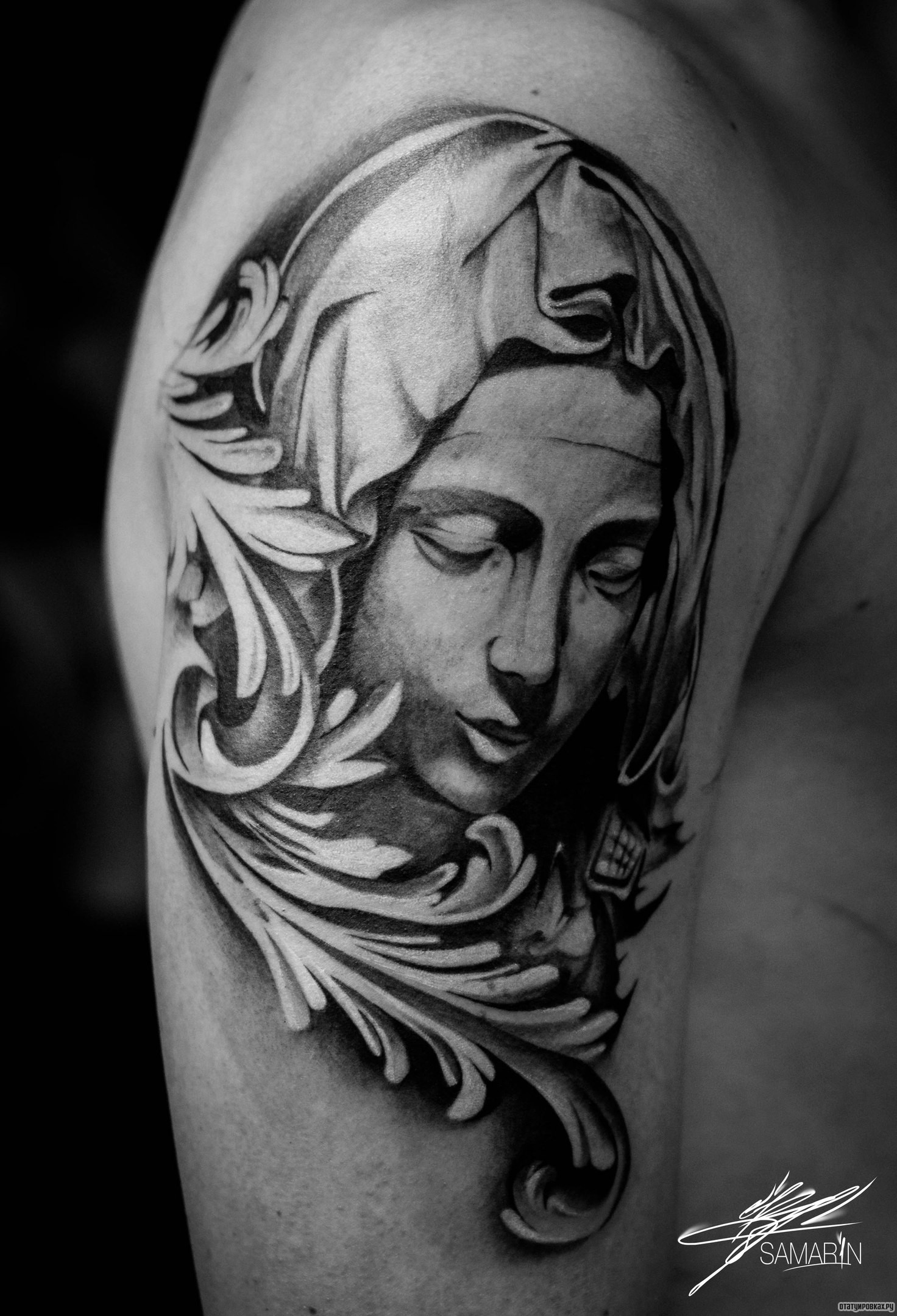 Фотография татуировки под названием «Монашка и узор на плече»