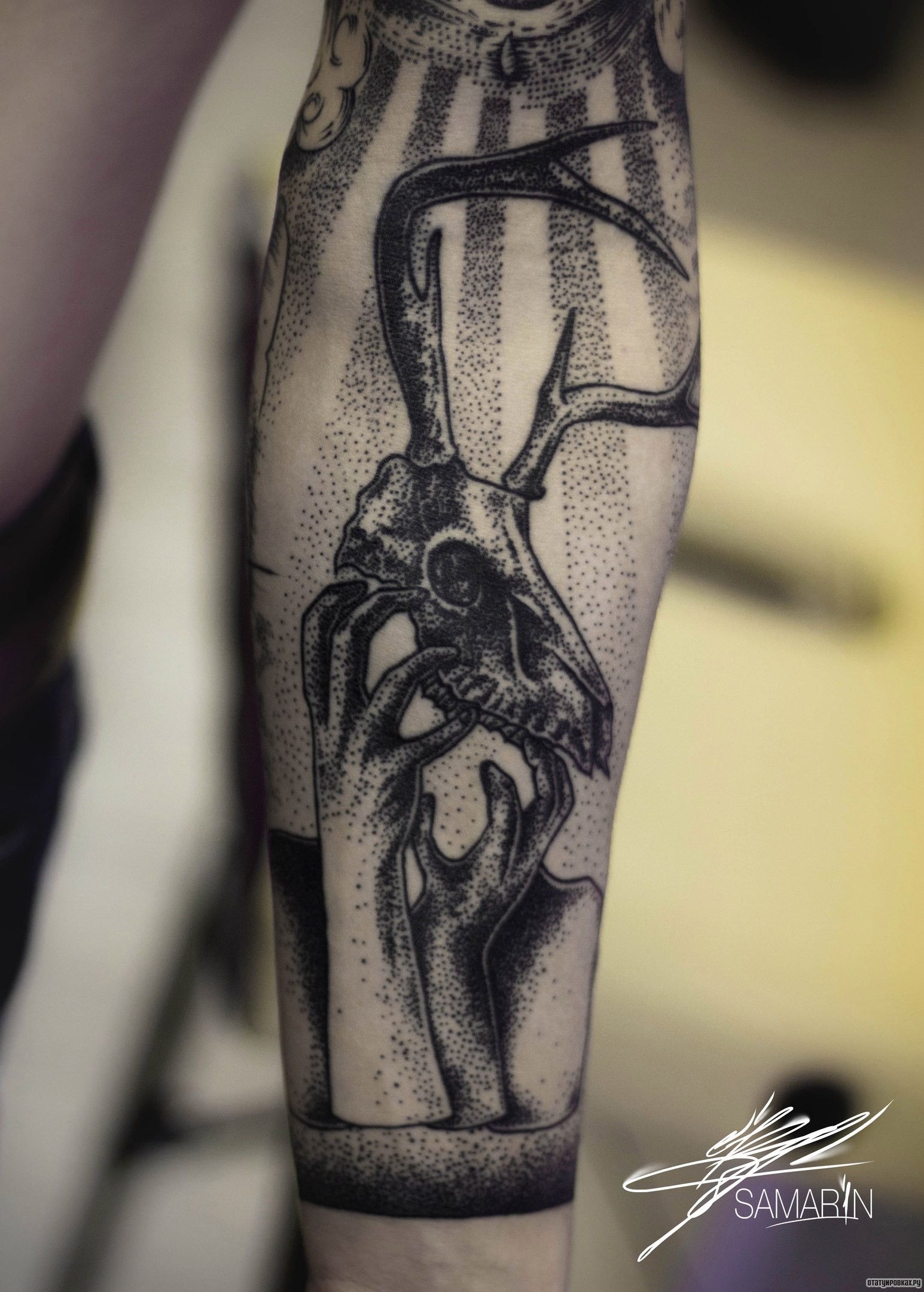 Фотография татуировки под названием «Череп животного в руках, дотворк на предплечье»
