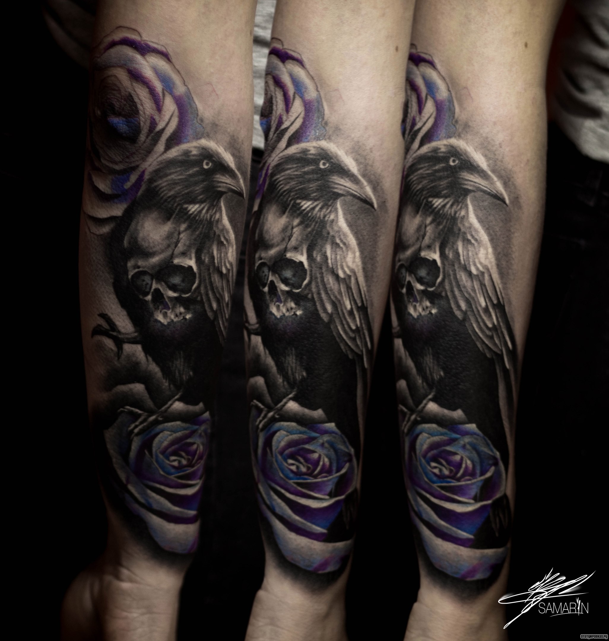 Фотография татуировки под названием «Ворон и розы на предплечье»