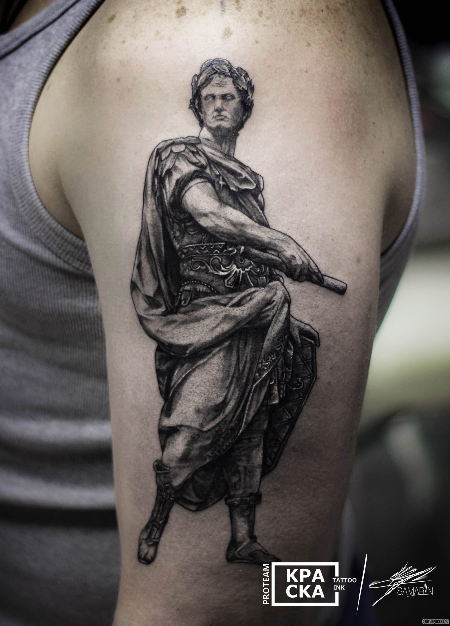 Фотография татуировки под названием «Скульптура на плече парня»
