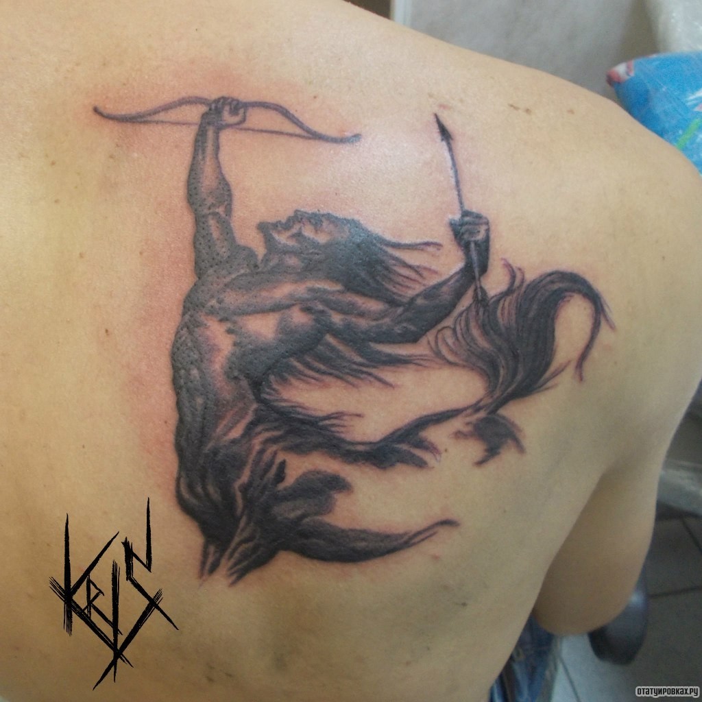 Фотография татуировки под названием «Дьявол с луком на лопатке»