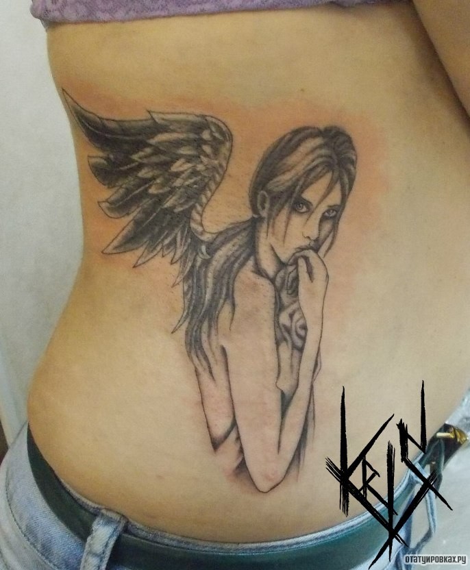 Фотография татуировки под названием «Девушка с крылом сбоку тела»