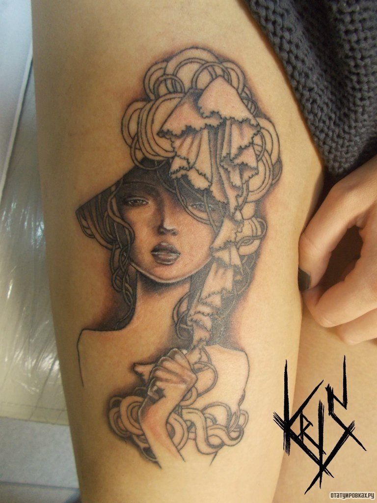 Фотография татуировки под названием «Девушка и украшения на бедре»