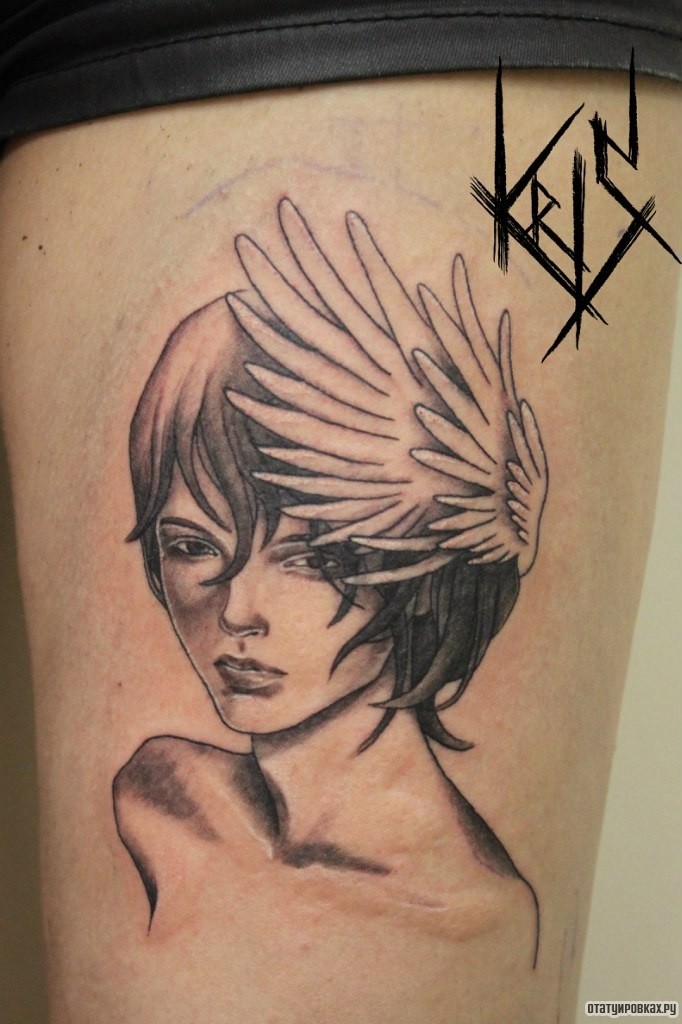 Фотография татуировки под названием «Девушка с крылом на голове, тату на бедре»