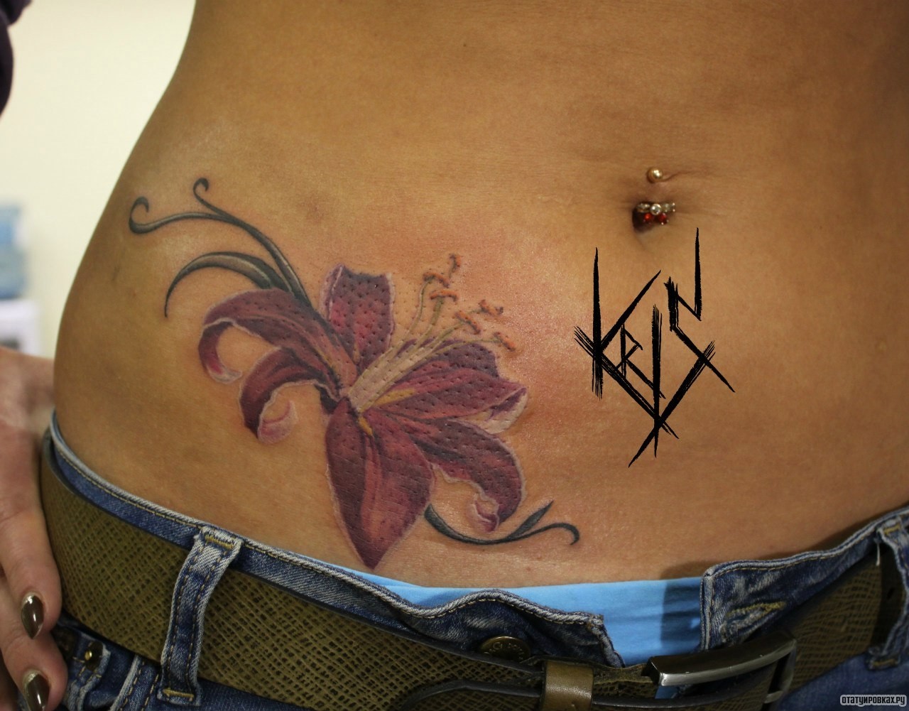 Фотография татуировки под названием «Лилия на животе»