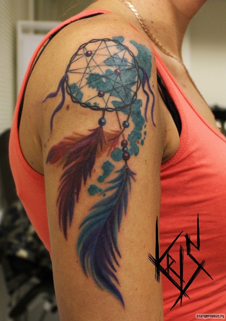 Фотография татуировки под названием «Ловец снов акварель на плече девушки»