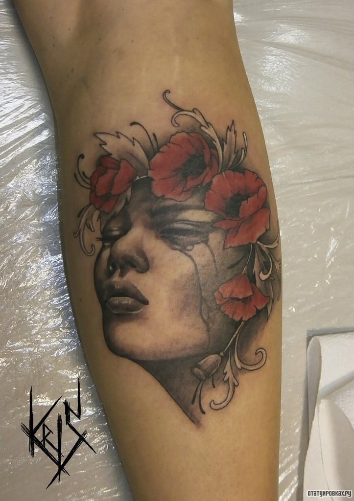 Фотография татуировки под названием «Лицо девушки с маками на голове, тату на голени»