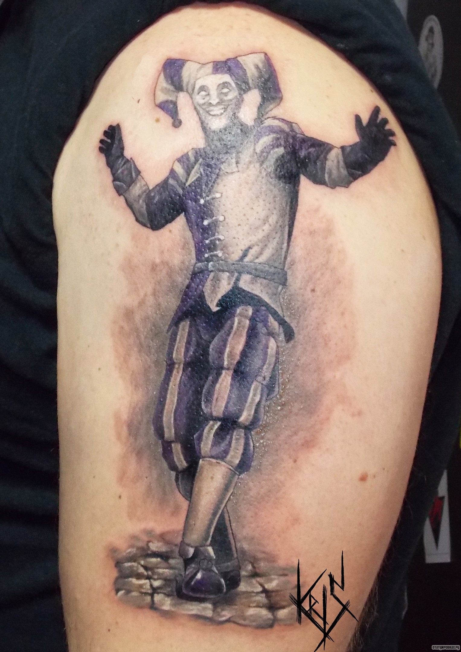 Фотография татуировки под названием «Веселый клоун на плече»