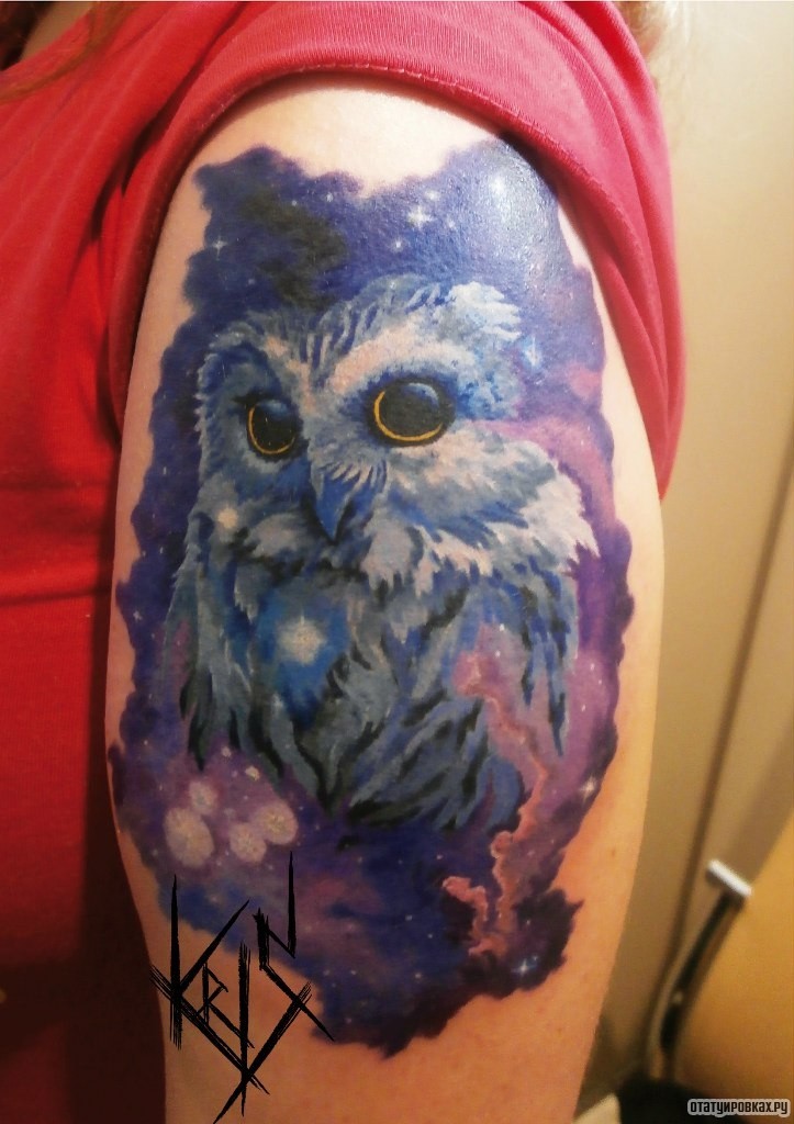 Фотография татуировки под названием «Сова в небе на плече»