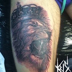 Оскал льва в короне на голени мастера Кристина Дерябина