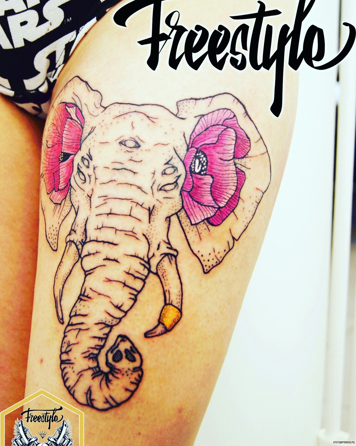 Фотография татуировки под названием «Слон с бивнями на бедре»
