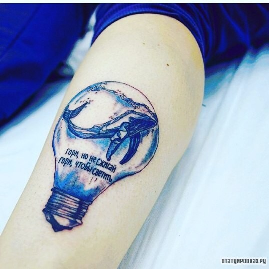 Фотография татуировки под названием «Кит в лампочке на голени»