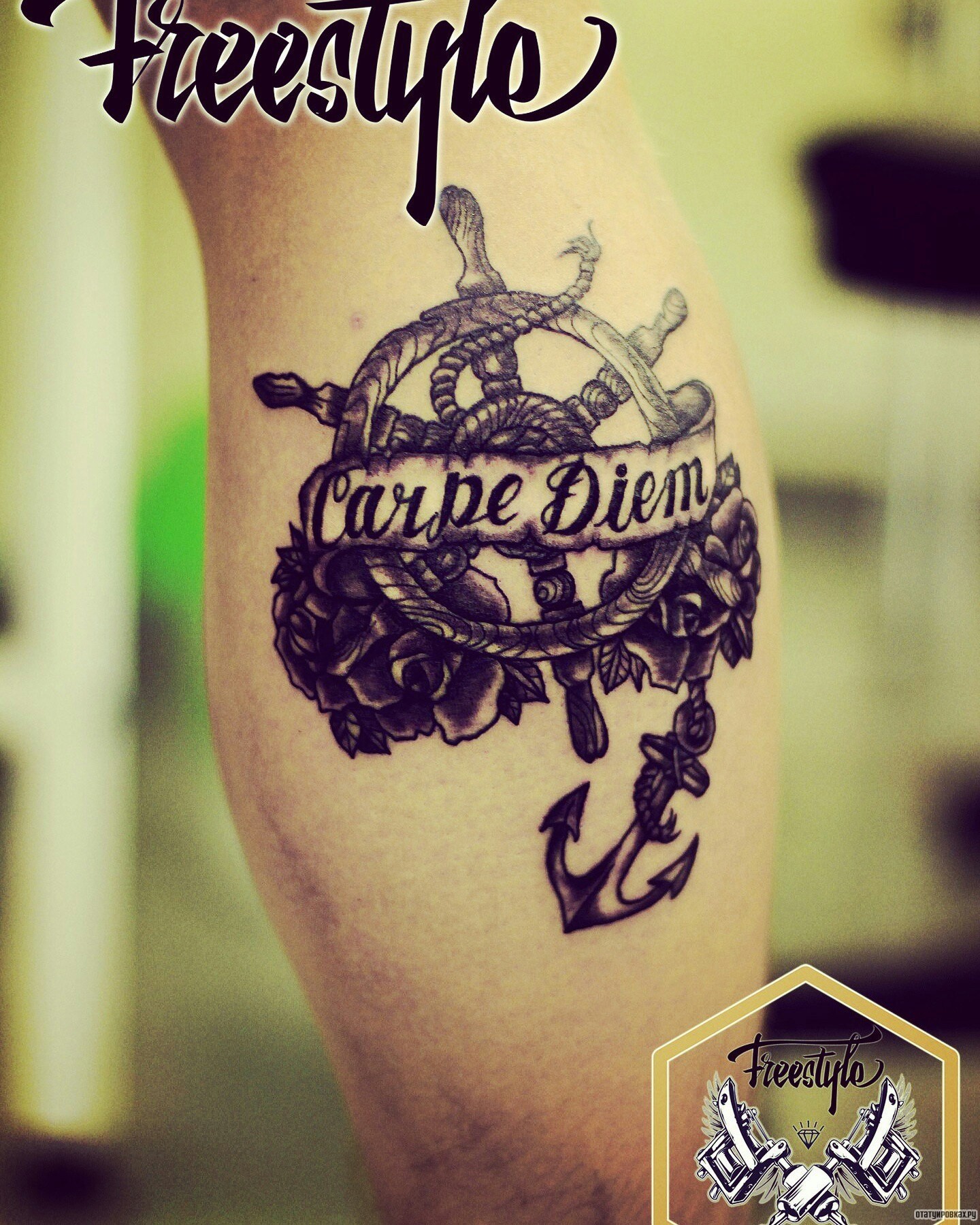 Фотография татуировки под названием «Штурвал и якорь carpe diem на голени»