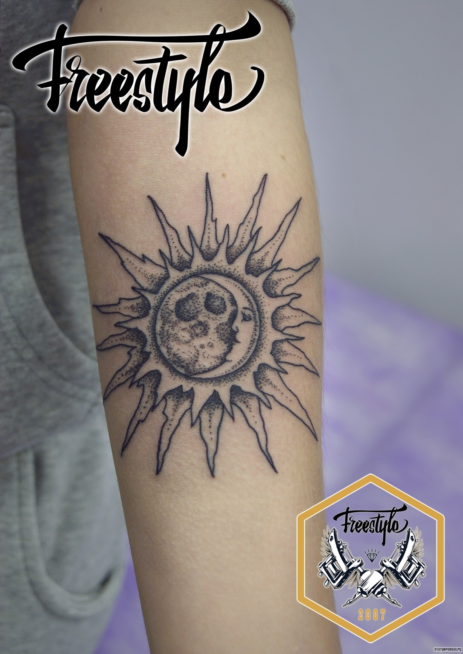 Фотография татуировки под названием «Солнце и луна дотворк на предплечье»