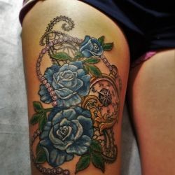 Три синих розы и часы с украшением на бедре мастера Олеся Телегина