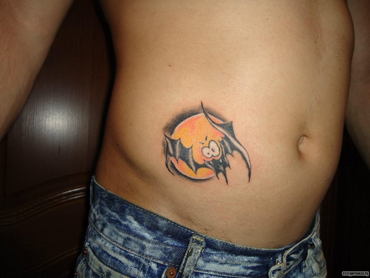 Фотография татуировки под названием «Летучая мышь на фоне луны на животе»