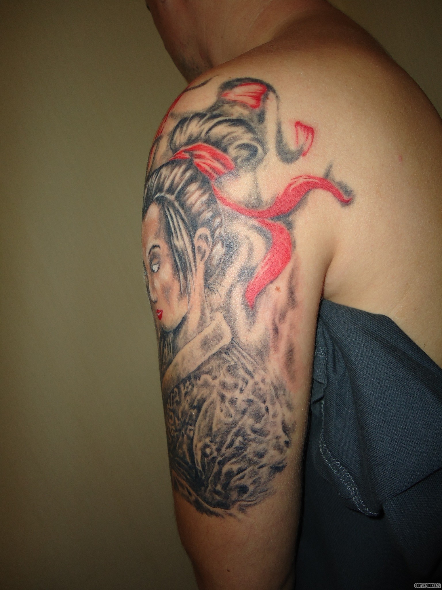 Фотография татуировки под названием «Гейша с красными лентами на плече»