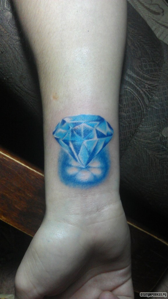 Фотография татуировки под названием «Алмаз с отражением на запястье»