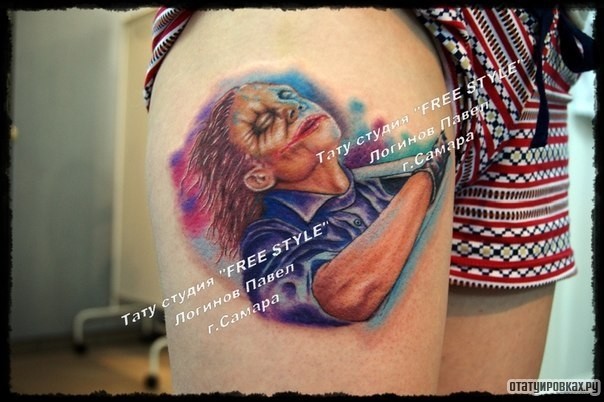 Фотография татуировки под названием «Клоун в красках на бедре»