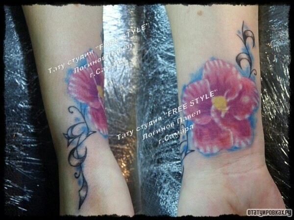 Фотография татуировки под названием «Цветок на запястье»