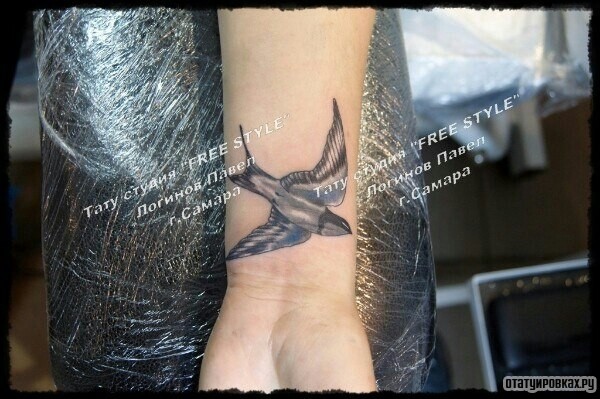 Фотография татуировки под названием «Ласточка на запястье»