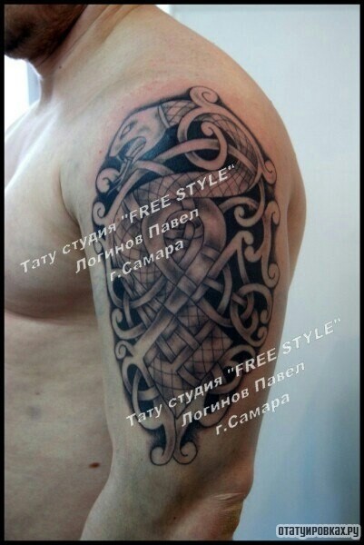 Фотография татуировки под названием «Узорыполинезийские со змеей на плече»