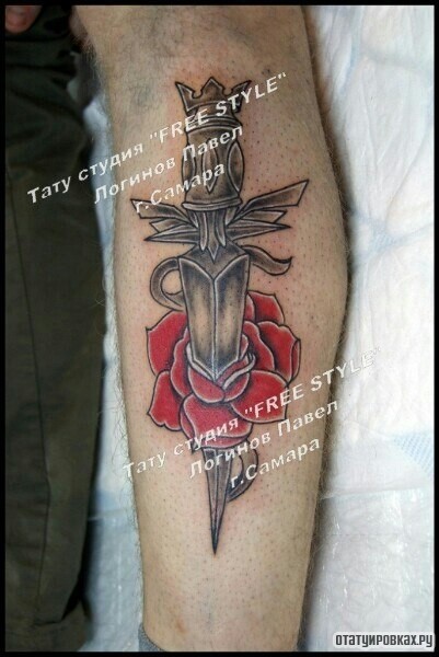 Фотография татуировки под названием «Кинжал в розе на предплечье»