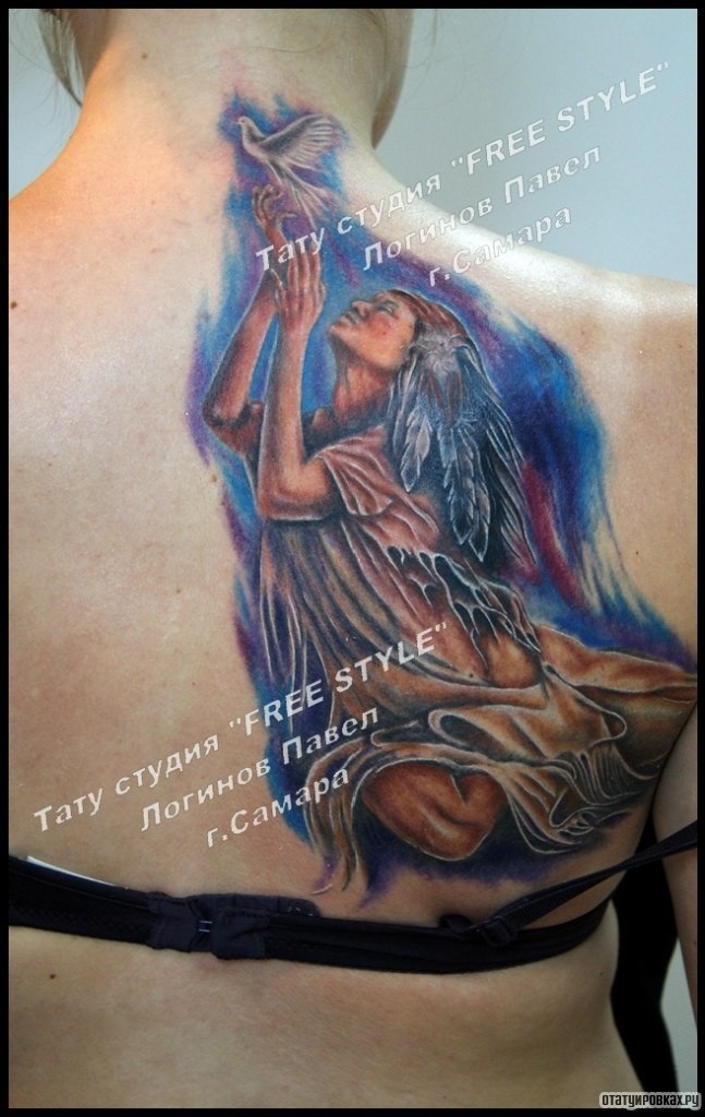 Фотография татуировки под названием «Девушка индеец с голубем на спине»