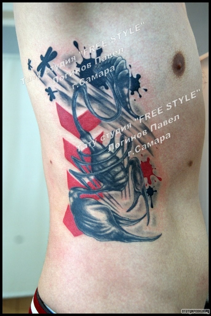 Фотография татуировки под названием «Скорпион треш полька сбоку тела»