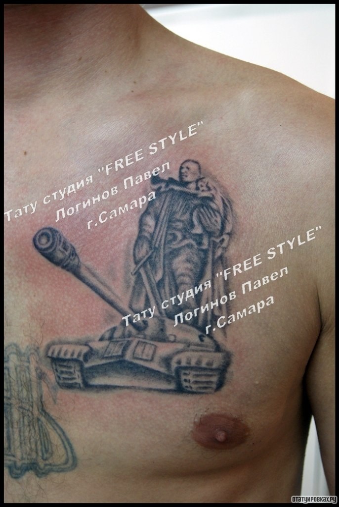 Фотография татуировки под названием «Человек на танке, тату на груди»