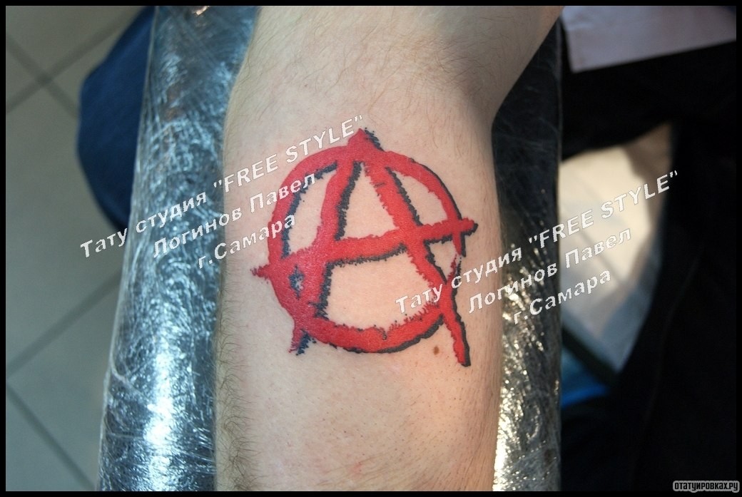 Фотография татуировки под названием «Анархия символ на голени»