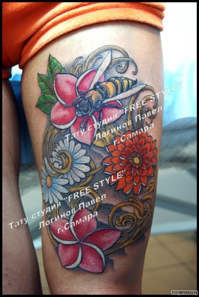 Фотография татуировки под названием «Пчела на цветах, тату на бедре»